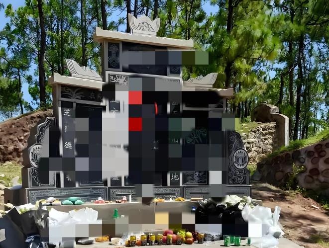 湖南邵阳，一男子花16000元给父母修缮墓地，他找到做墓碑业务的老板，俩人敲定了