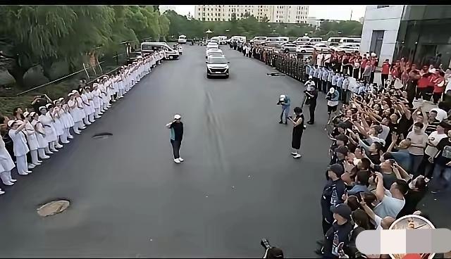 这场面就是韩红想要的，多有面呀！一边是整齐站队的医护人员，一边是一堆长枪大炮