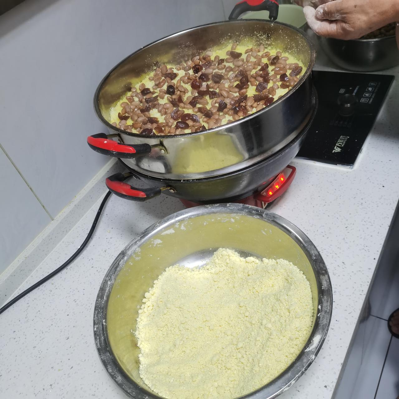 东北撒年糕才不是普通小吃，是刻在东北人骨子里的年味儿密码！刚蒸好的年糕冒着热