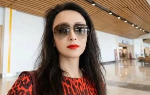 2026年，一名华人女子在希腊失踪。一个月后，她丈夫根据手机定位来到一座废弃养殖