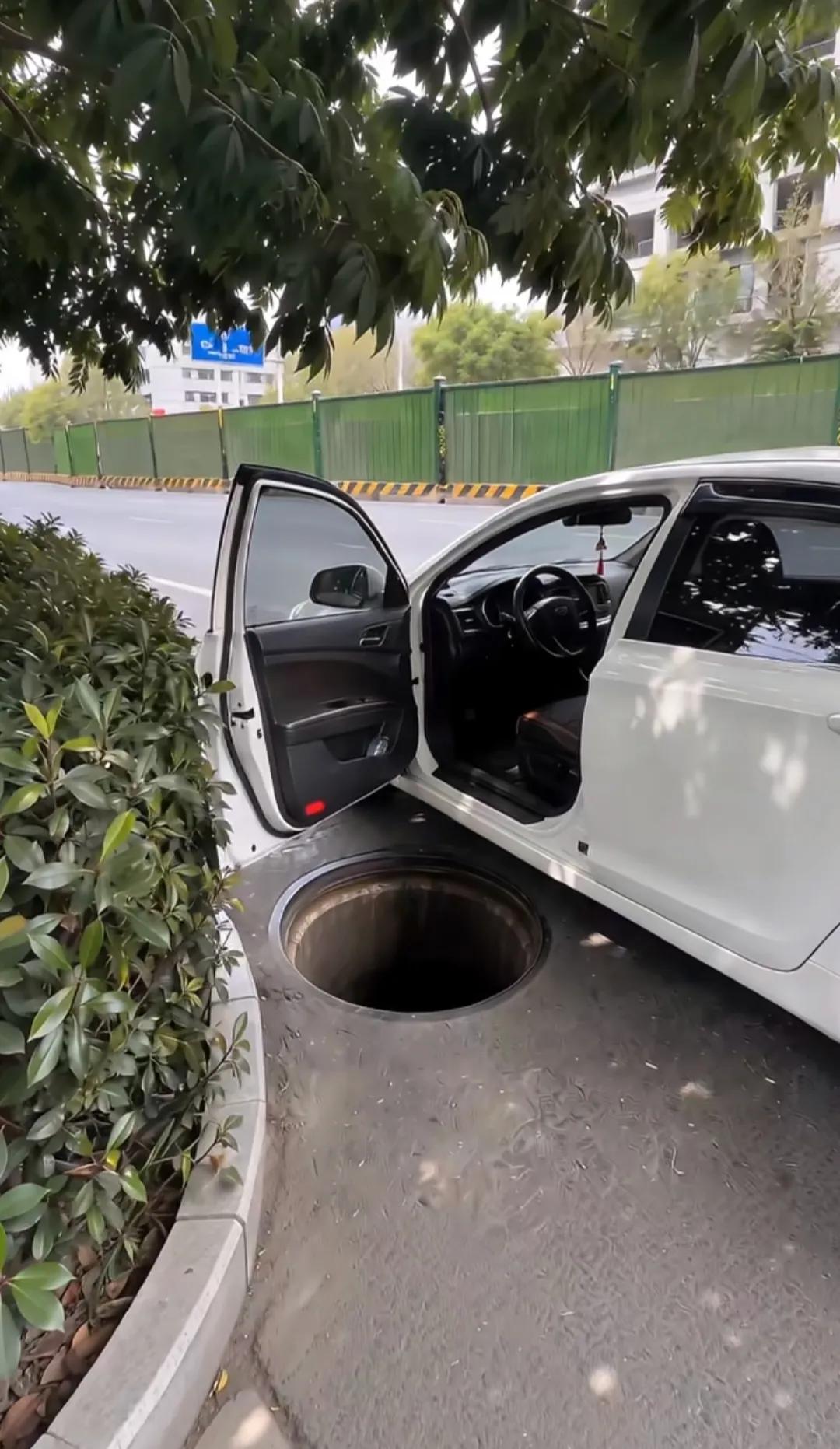 这是谁的车？车门不关就停这了！到底人去哪了呀？