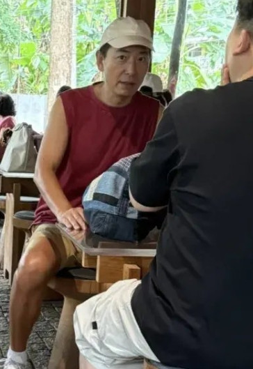 55岁戴军在泰国和朋友聚餐，身材纤瘦打扮时尚，一个人的生活就是潇洒啊！