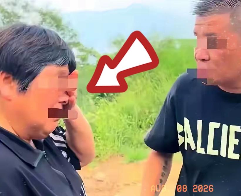 8月6号下午3点27分，搜救队员在女儿梯东侧林崖东坡一处灌木丛里扒出一顶紫帽子，