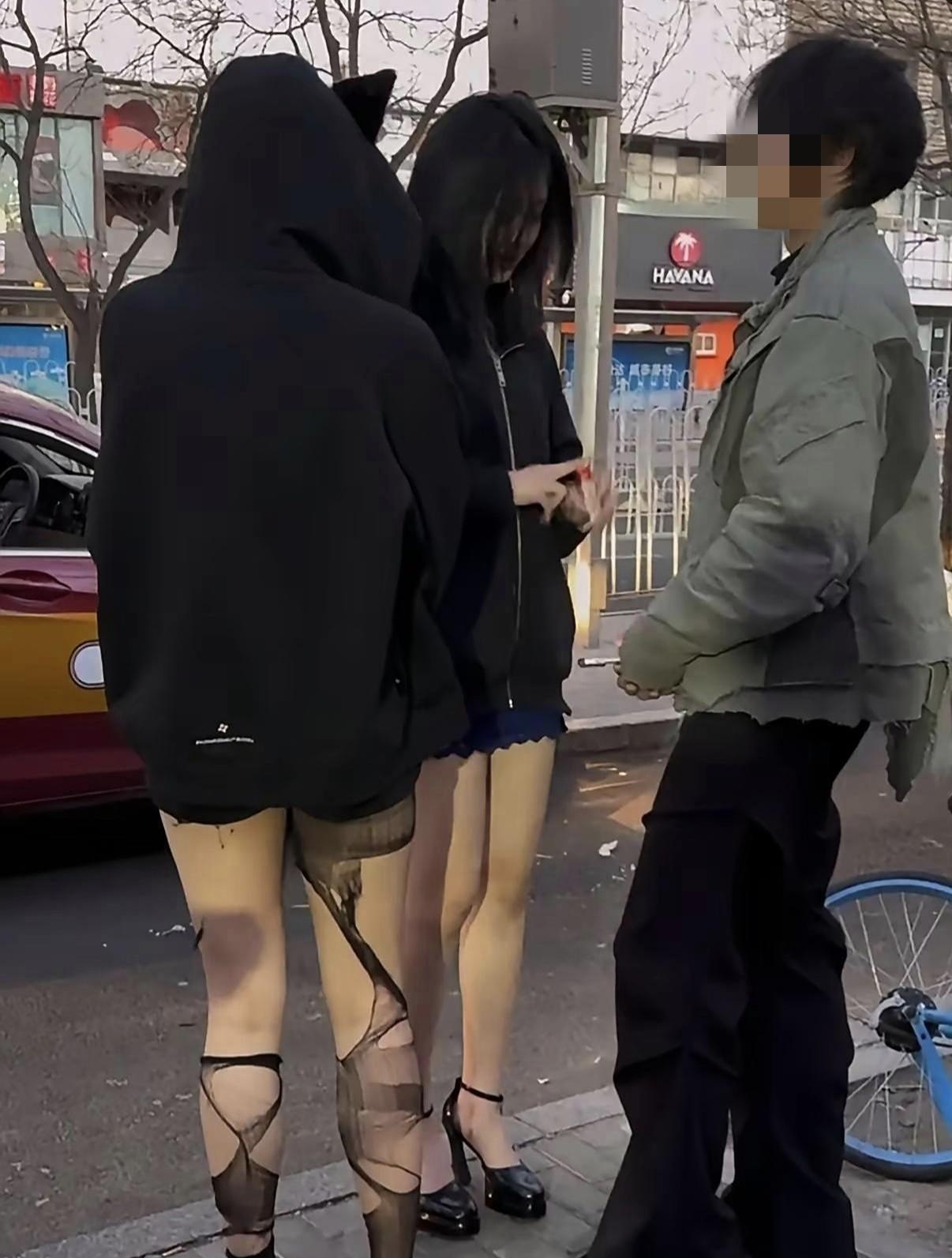 我就纳闷了，这破了的丝袜非穿不可吗？丝袜本来是精细之物，能展现女性的美丽与礼貌