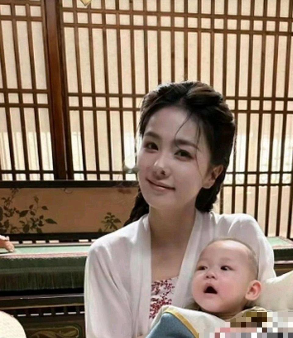 白鹿拍戏生完孩子后的剧照，模样真实