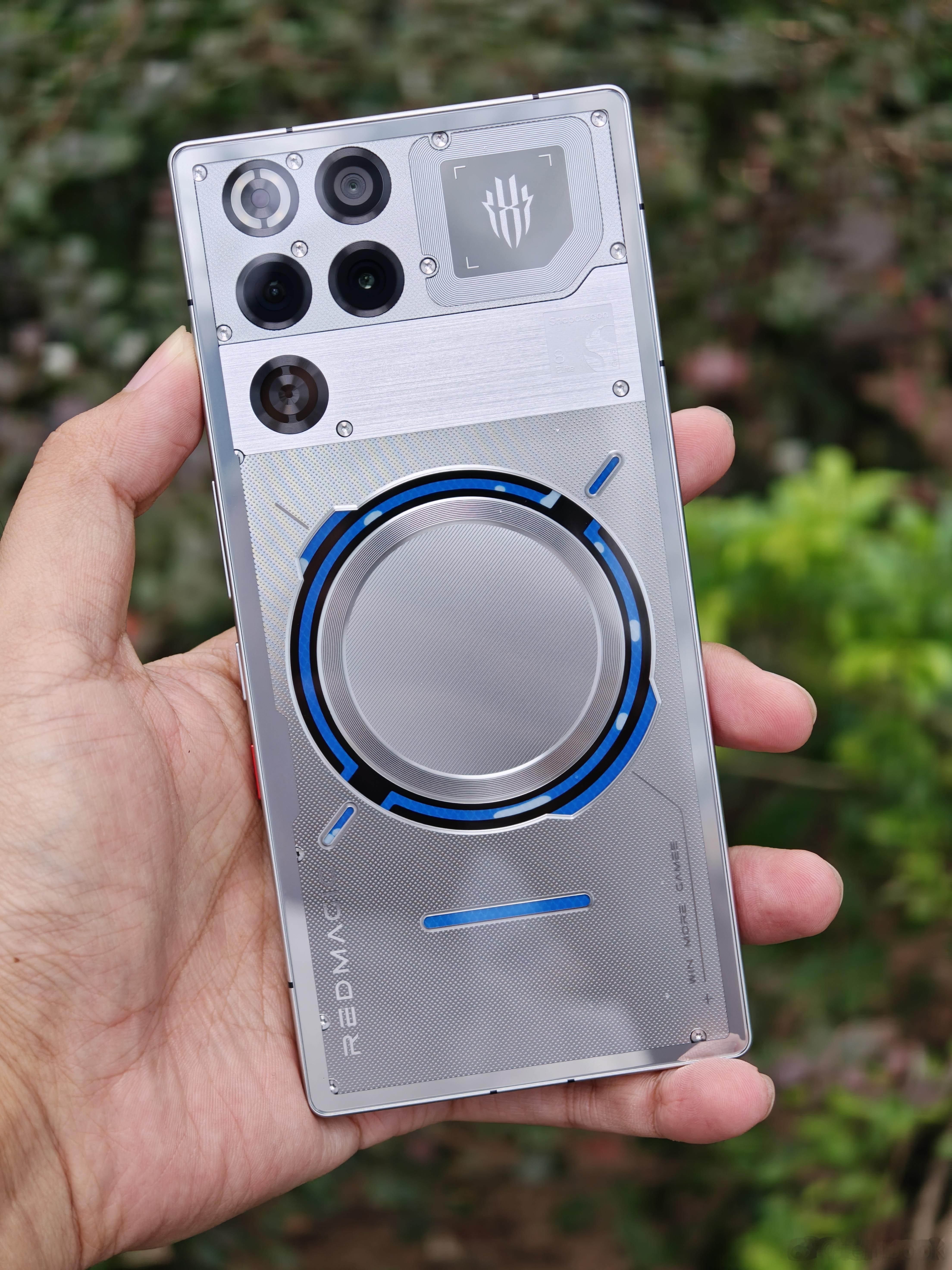 诺，红魔11Pro+，摄像头不凸起好文明，屏下摄像头发展了这么多年了，确实已经