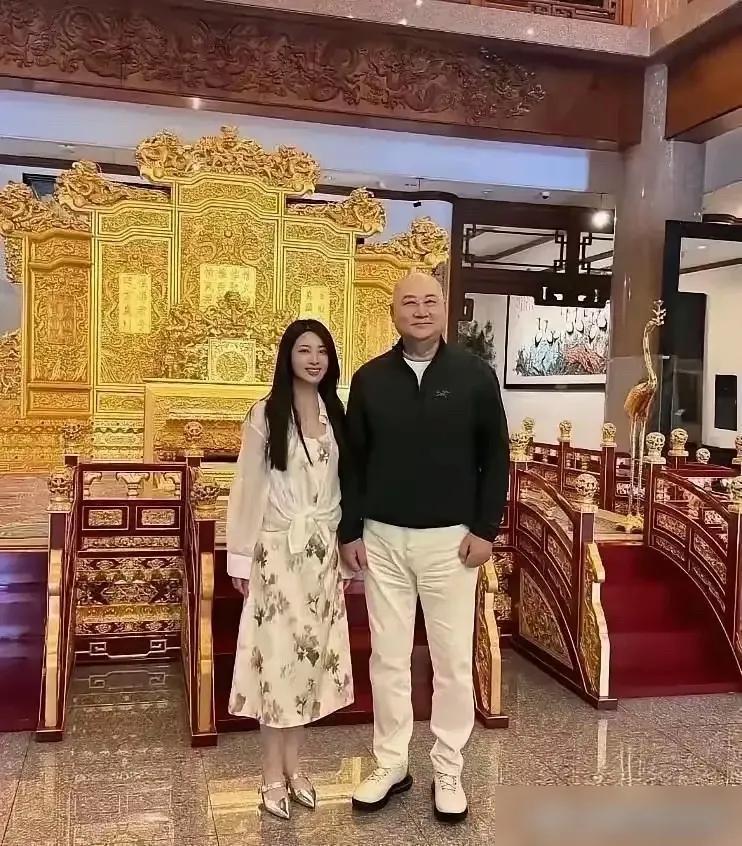 陈丽华刚走没多久，迟重瑞老先生就各种跟美女亲密合影，是想再婚了吗