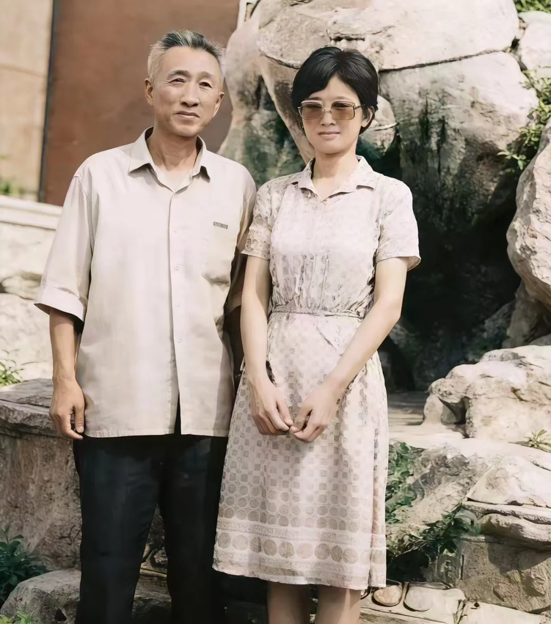 1981年16岁的巩俐与父亲来到北京。当时巩俐还是济南二中的一名学生。...