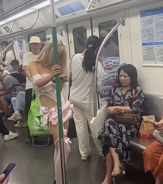 大妈估计想教育她！大妈估计想教育她