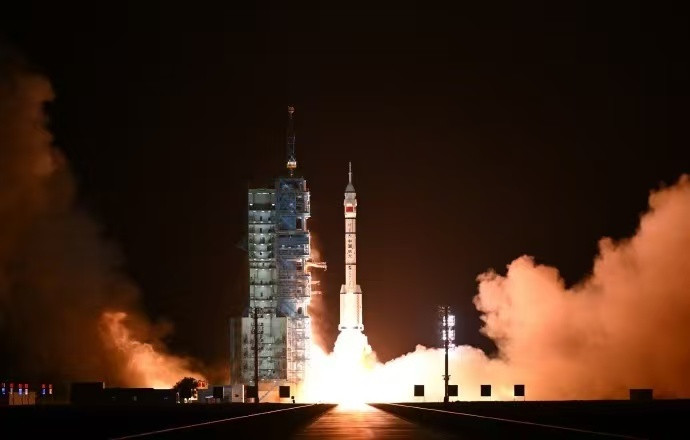 神舟二十三号载人飞船成功升空并进入轨道，将飞船送入太空的长征二号F火箭完成了它的