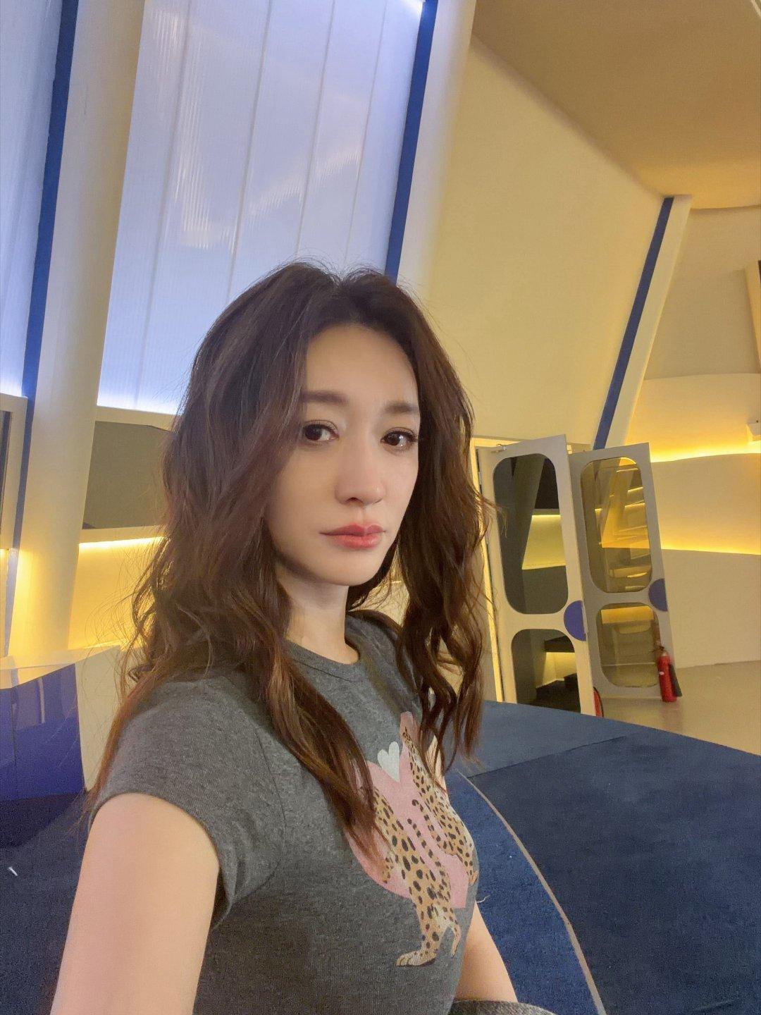 王濛唐艺昕回复李小冉真的感觉到浪姐快要结束了，李小冉发文说浪姐小考教室已经拆除中