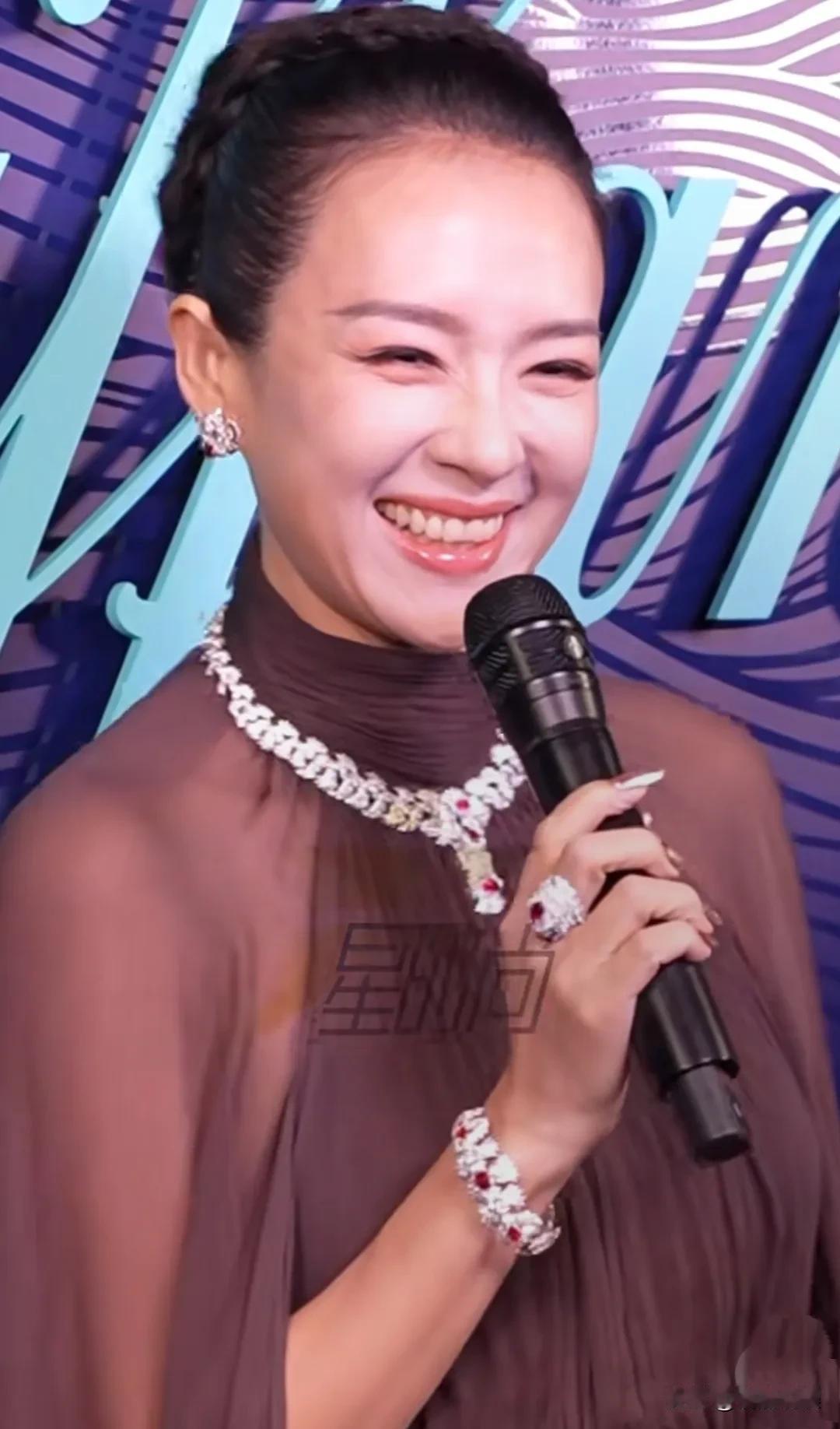 章子怡参加高奢珠宝蒂芙尼的现场活动,也扛不住镜头了!她盘起了头发,梳着大光明发