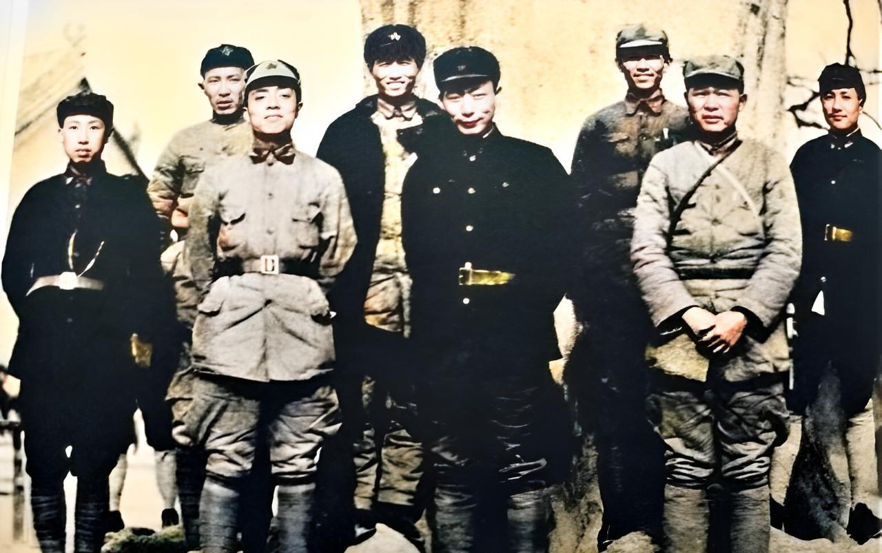 这张照片拍摄于1936年。红一军团与红十五军团的高级将领在陕西淳化县合影。建国后