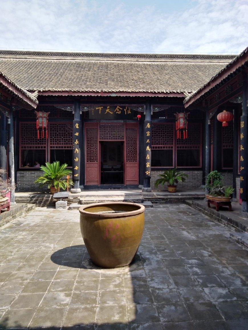 很多清末古宅里总喜欢放着一个水缸，据说是为了取个聚财的好兆头。而且为了防火，一旦