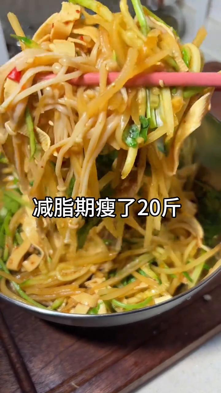 低卡大拌菜，妥妥的掉秤密码。减脂期瘦了20斤，今日吃三好大拌菜。·脂肪最害怕