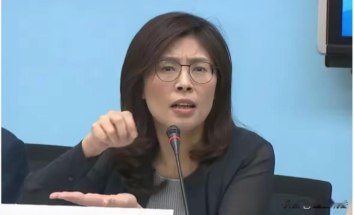 因此，郑丽文唯一能做的就是在国民党内部在台湾政坛上，强烈呼吁大陆台湾是一家，认同