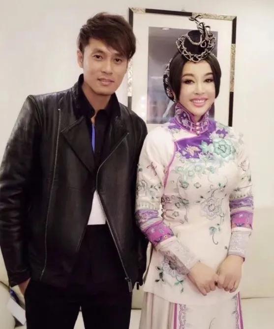 其实这位才是刘晓庆人生中的最爱，易纲是内地原八一羽毛球队队员，运动官是刘晓庆常去