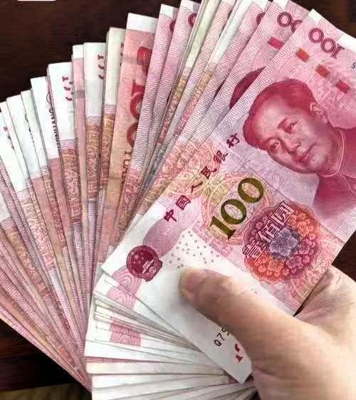 一女子捡到一万二千元钱，遂交到派出所。派出所很快找到失主，失主说“我丢了一万四，