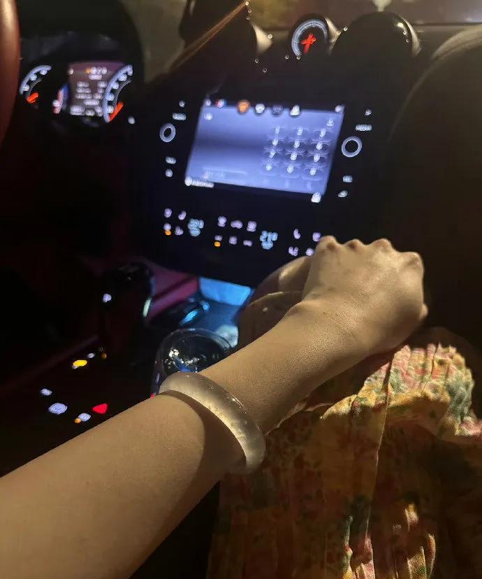 晚晚晒新镯引热议：玻璃种成色尽显贵气，稀缺品质背后是藏不住的好状态晚晚近日在社