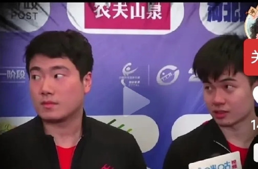 真笑死了！记者问这次俩人搭档感觉如何，小林嗯了一会轻声说:非常开心！又问:俩人有