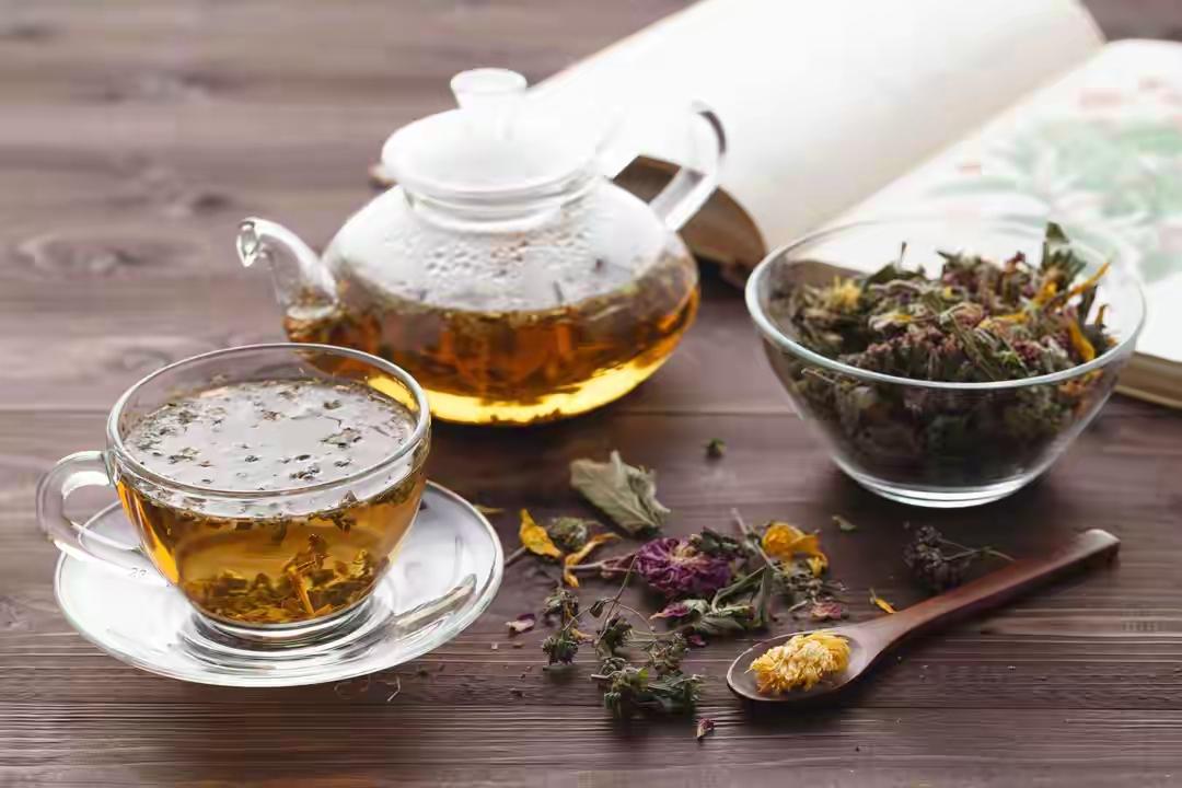 蒲公英不能一直喝，正确的喝法是这样的，不是连着喝女同事每天早上泡一杯蒲公英茶，