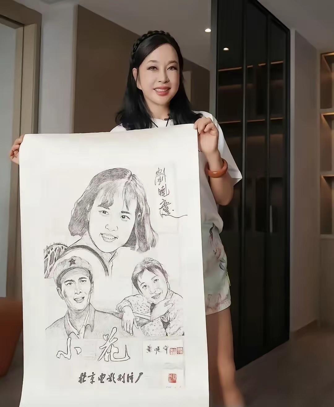 刘晓庆画自己，画功真不差她画的自画像不仅形神兼备，还带着浓厚个人风格。作品曾拍出45万元高价，另一幅