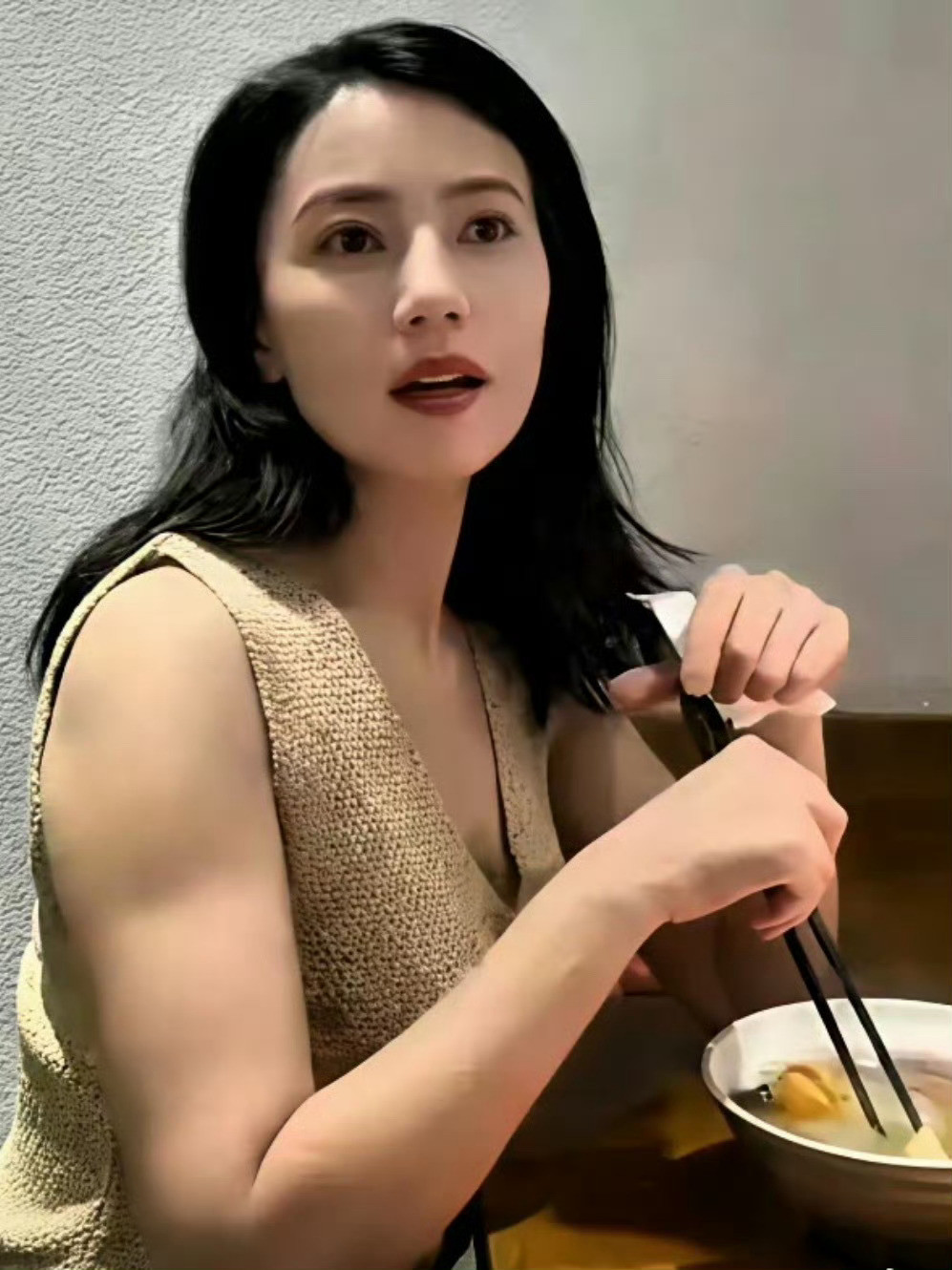 高圆圆看起来练过力量，手臂粗了一圈，更有女人味了