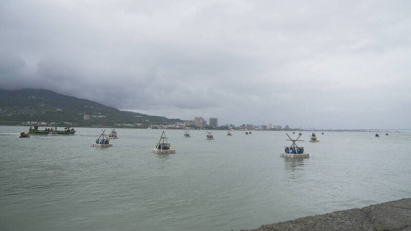 昨天，台军继续在淡水河口布置油桶，演练封锁河道火烧战船的科目……烽火问鼎计划台军