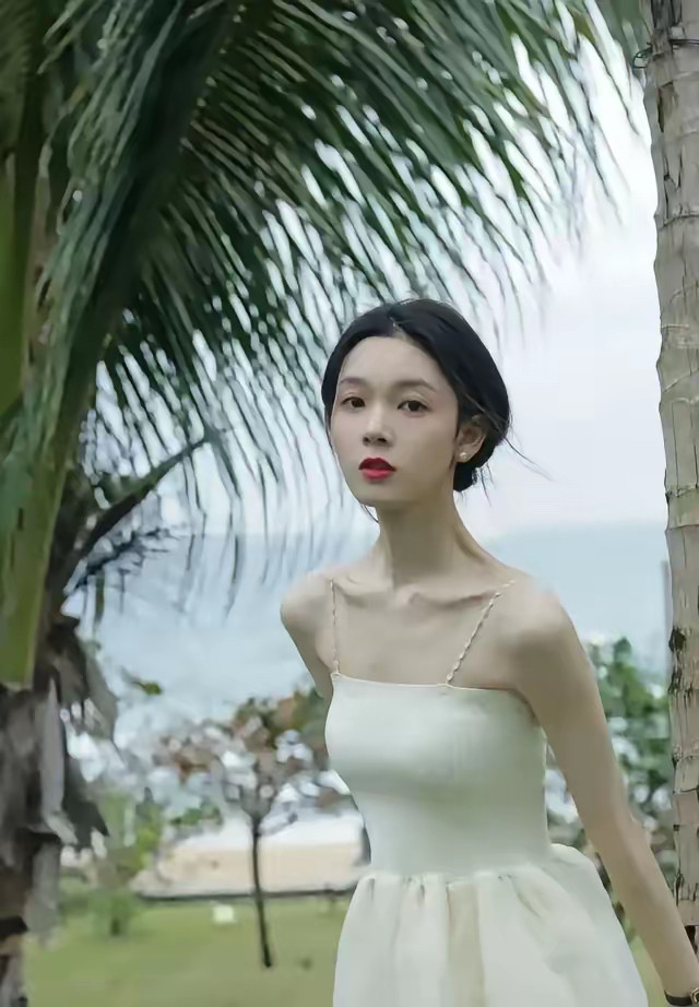 陈瑶的天鹅颈真的好美，海边棕榈树林中拍照的她，身形太瘦惹人疼