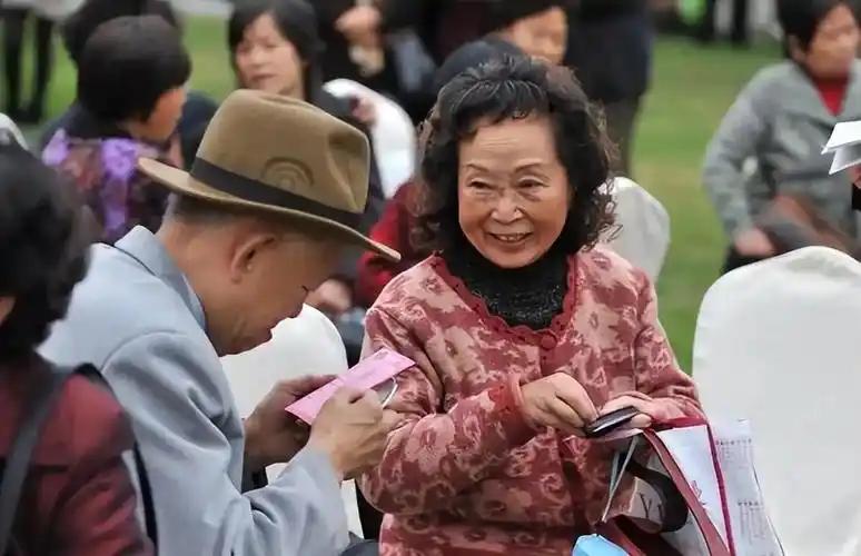 据了解，澳大利亚有一批华人，原本都是国内体制内的退休人员，五十岁时来到澳大利亚，