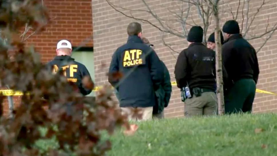 儿子被30人围殴，父亲在警察前拔枪反击，致1死1重伤！陪审团裁决震惊全美。案件在