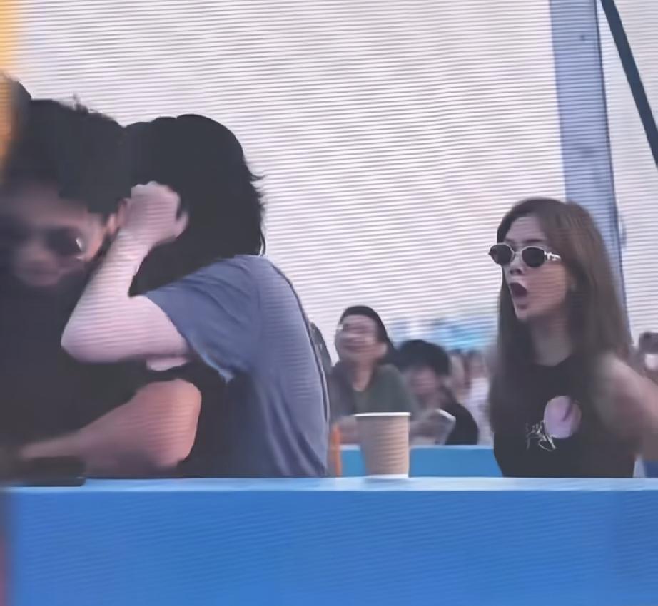 这个男人叫Ryan，是王菲实打实男闺蜜。镜头照过来，王菲第一时间扑进他怀里