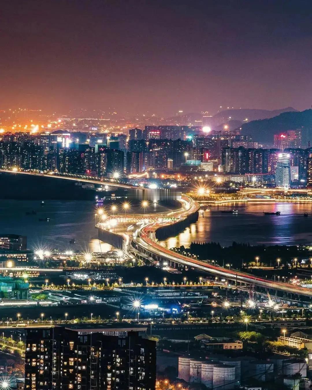 尽管当前市场没啥信心，但拉长时间线来看，核心城市的房产价值，依然由产业、人口、经