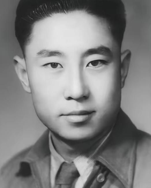 1938年，特务校门口堵人抓捕地下党员杨文海，谁知刚到校门口，恰巧就碰到杨文海，