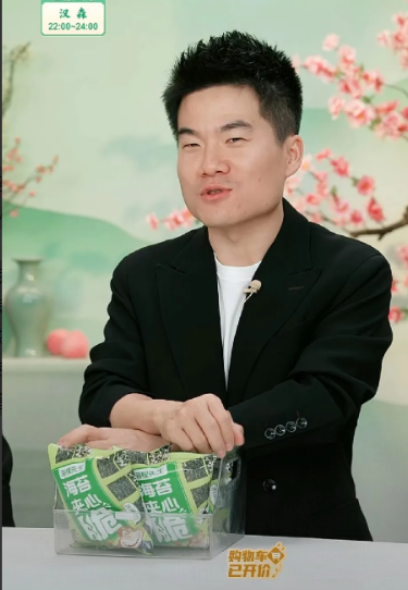 欢迎宇辉回归直播间响起了稀稀拉拉的掌声宇辉四海漂泊过两天又要出去了