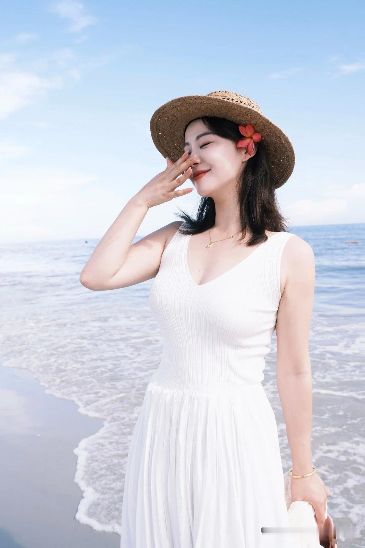 海边度假的漂亮姑娘，真惬意！