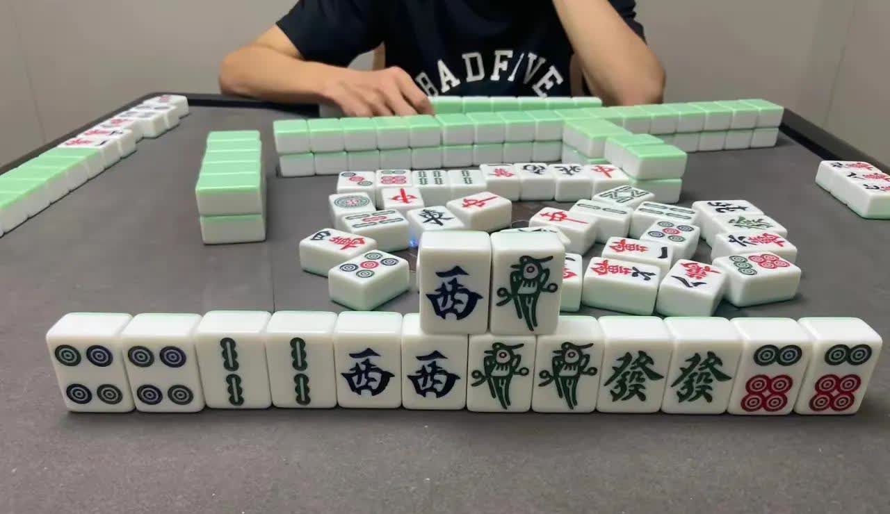 有没有麻将大神？这把牌该怎么胡？