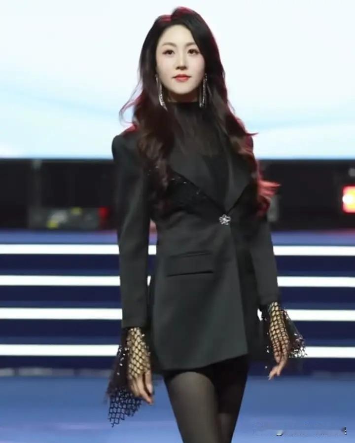 哇！当模特老师到底能有多美？这位叫徐敏的超模导师，一露面就让人挪不开眼！她不