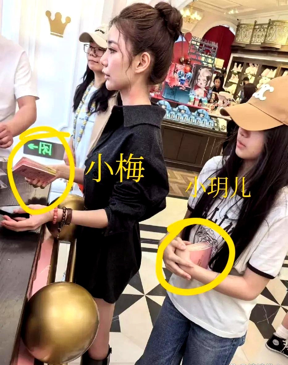 小玥儿紧紧跟着小梅逛街，这画面信息量巨大。孩子不会说谎，肢体语言暴露一切。一个粉