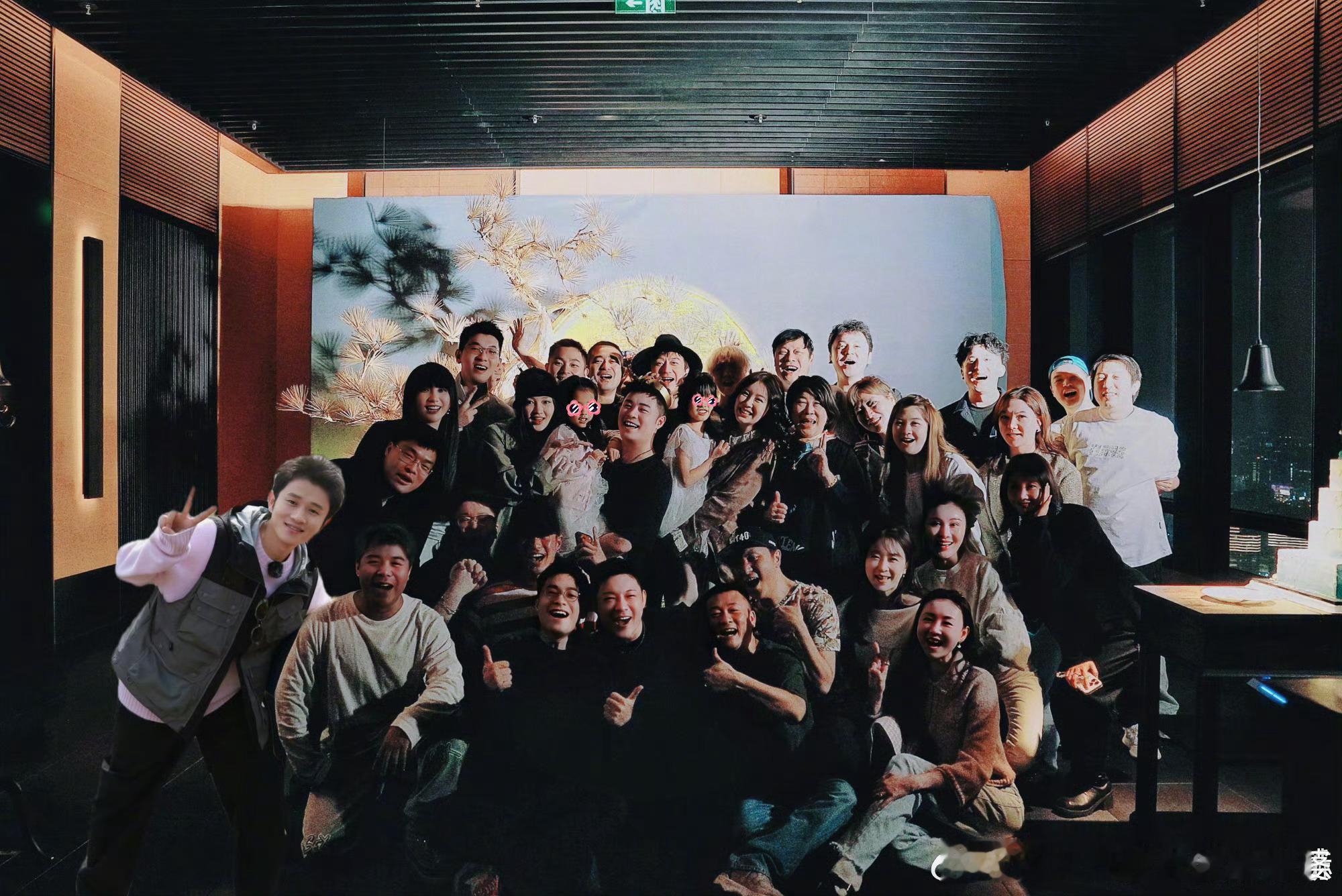 陈赫庆生照差点没看见鹿晗看到这个大合影我非常离谱地冒出一个想法，过生日肯定吃吃喝