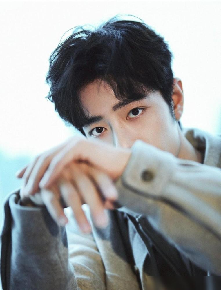 别再说顶流只是数据泡沫。肖战刚用两件事给行业上了一课：东方卫视跨年把他藏在压轴位