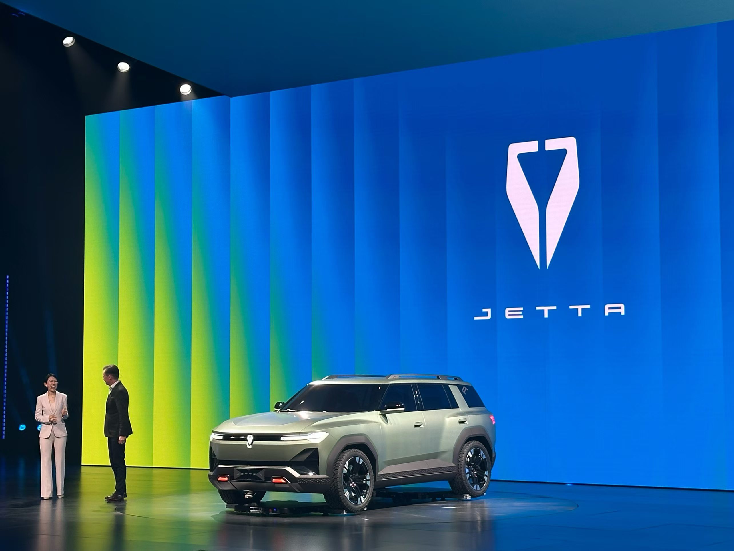 捷达JETTAX，一台10万级的新能源SUV，造型硬派，还搞三排空间。我觉得，