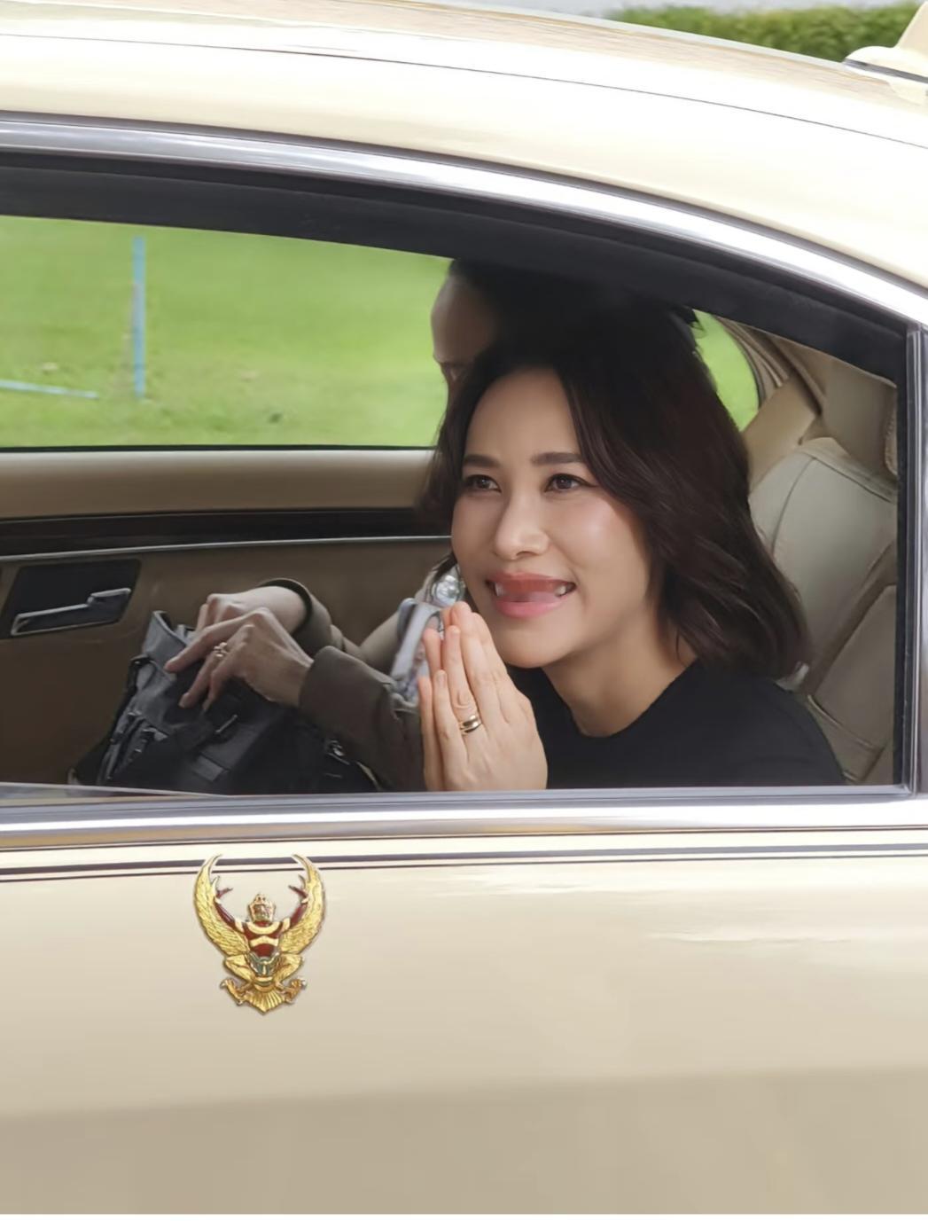 诗妮娜离开泰国在德国生活已经四年，这次回国为诗丽吉王太后奔丧，得以回到王宫。身着