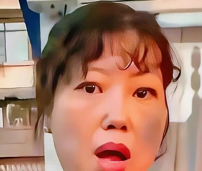 洪崖洞那红衣女子在派出所里，脾气“噌”地上来，直接拍起了桌子，仿佛要把派