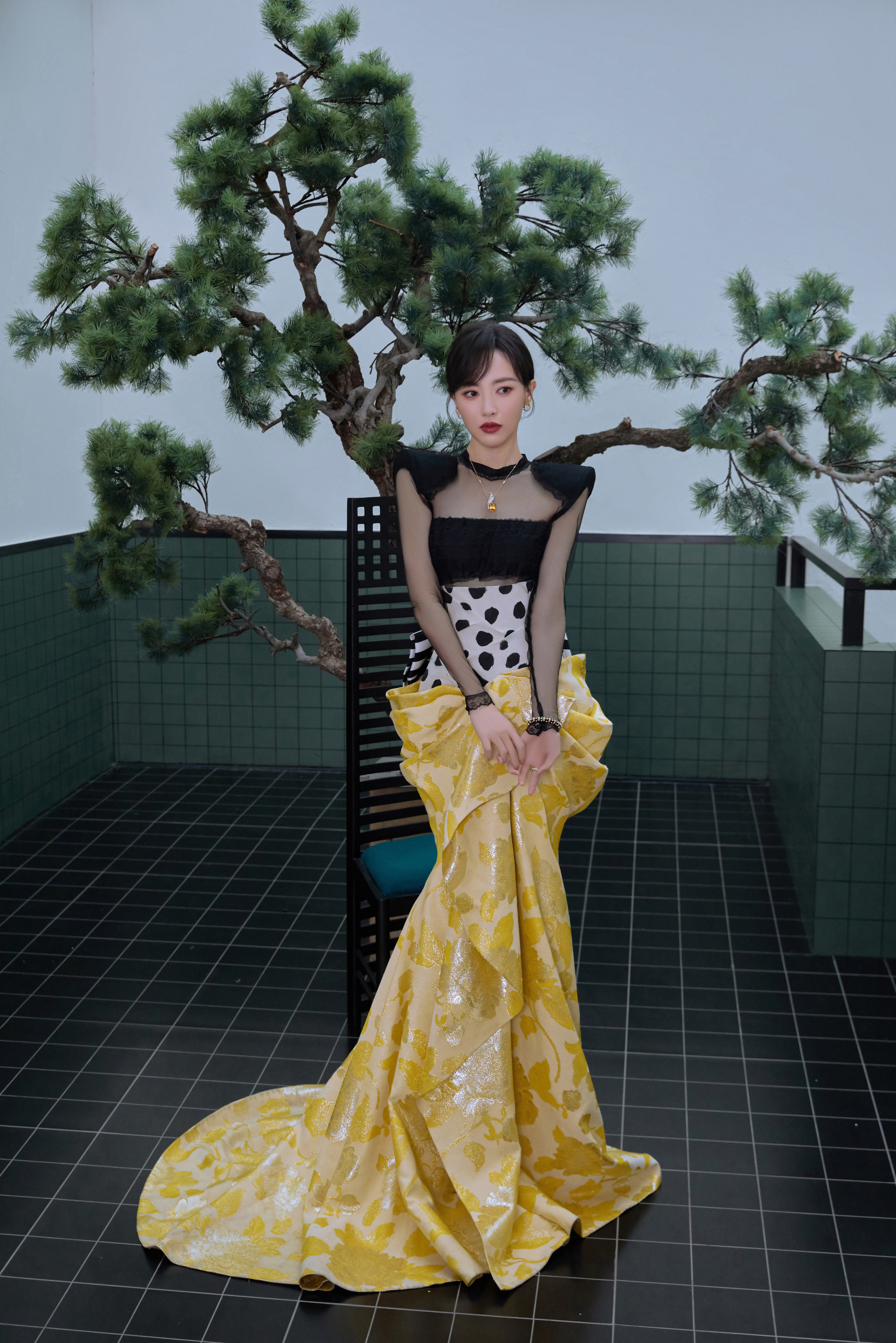 唐嫣除夕蕾丝裙秀美背