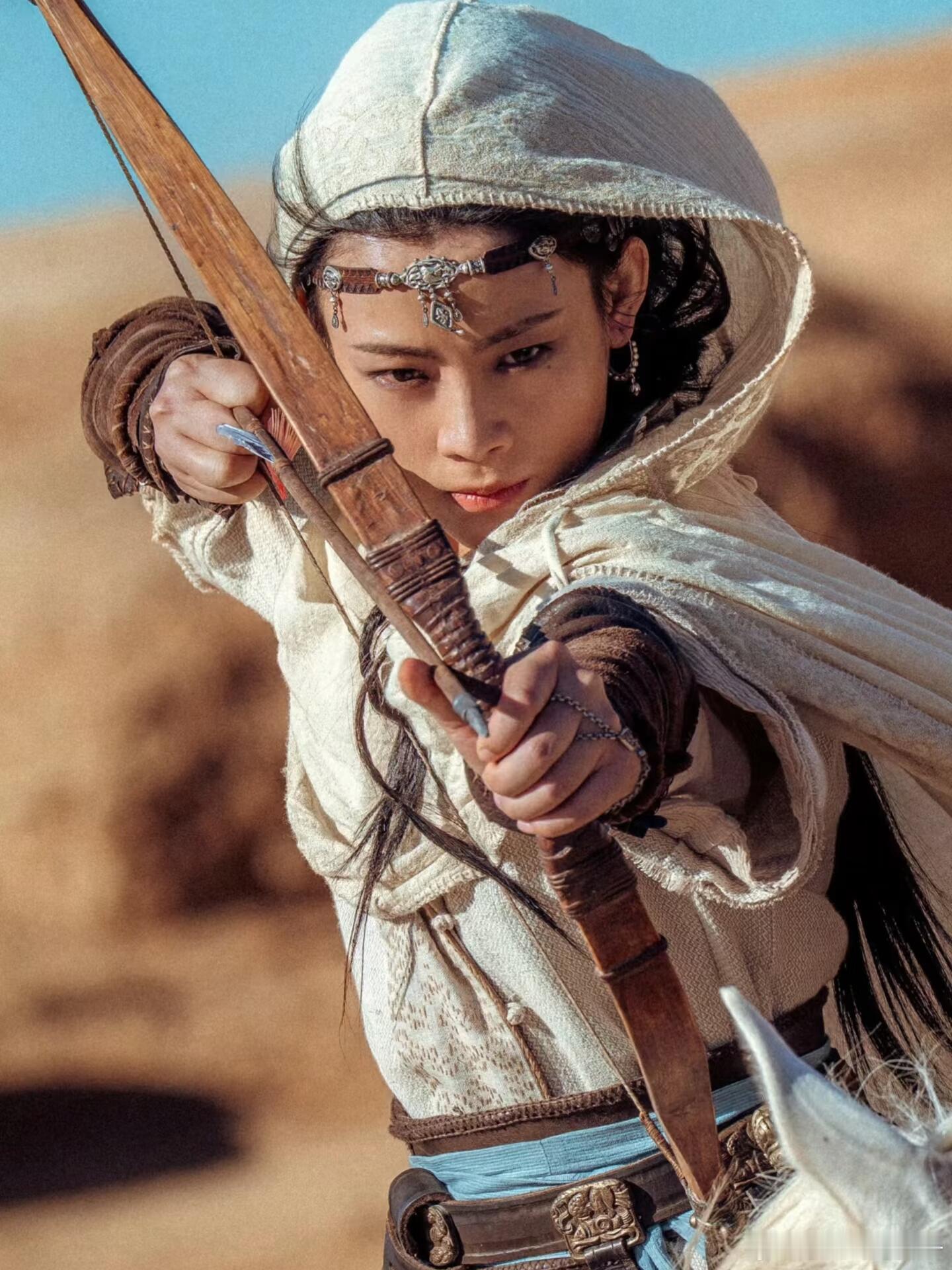 阿育娅VS小枫，男作者与女作者笔下的女主差距。同样开场是无忧无虑的大漠公主，