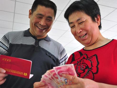 我姑妈退休六年，存款不到十万。去年她想换个好点的助听器，打电话给儿子，儿子说等年