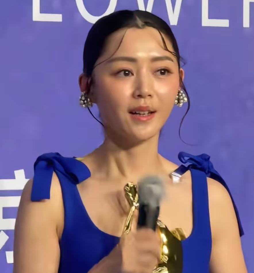最佳女主角上台的时候大家都傻眼了，真不认识扒了一下她的履历，才发现她其实早已