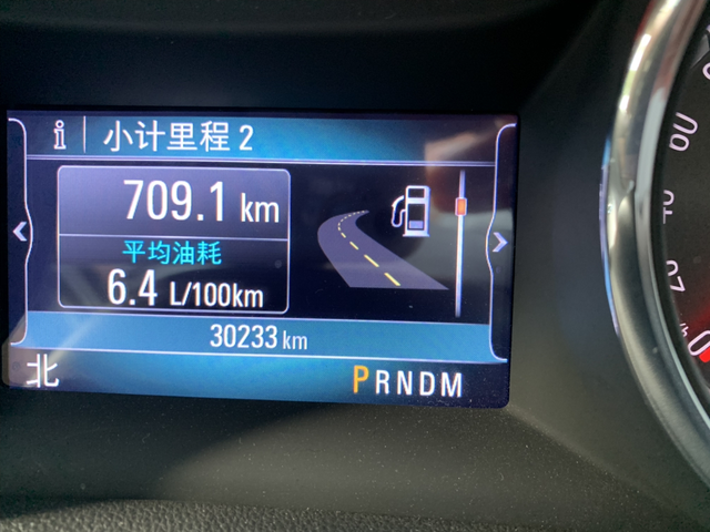 君威这车真不错君威这车挺省油的，高速700公里，4个人，后备箱装满。油耗2年不