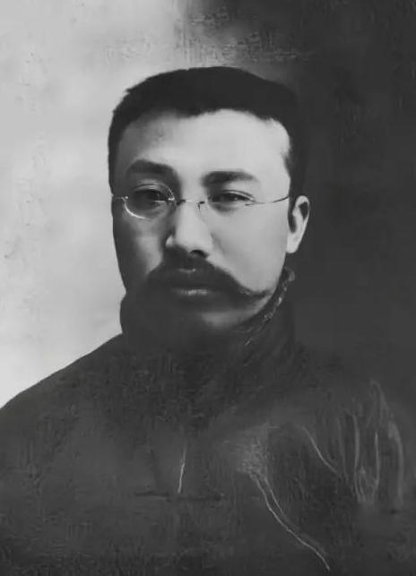 1983年，一施工队挖开泥土，在离地面不到半米处，铲头一声脆响，一块刻着“中华革